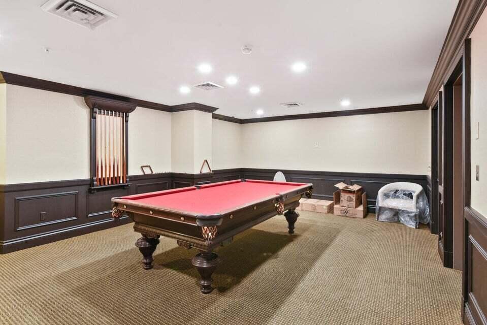 1063 Hillsboro Mile 301