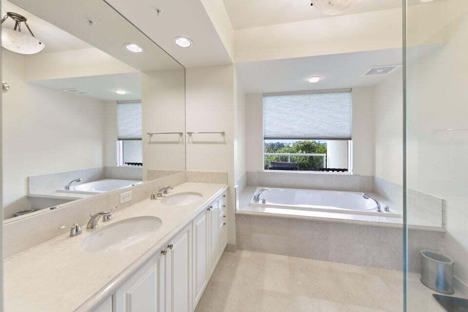 1063 Hillsboro Mile 301