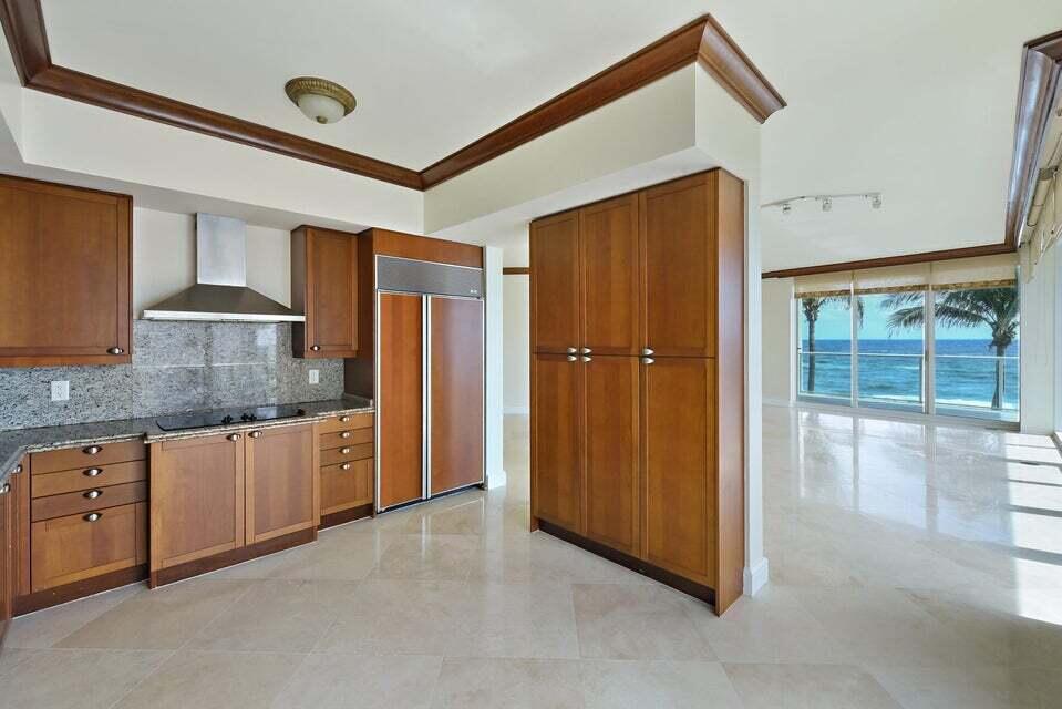 1063 Hillsboro Mile 301