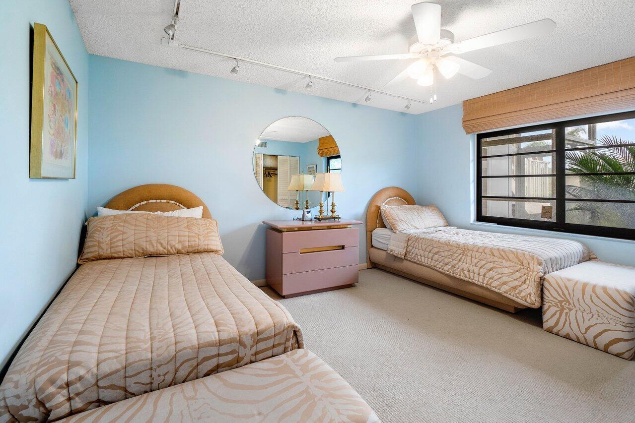 11 Stratford Drive E A