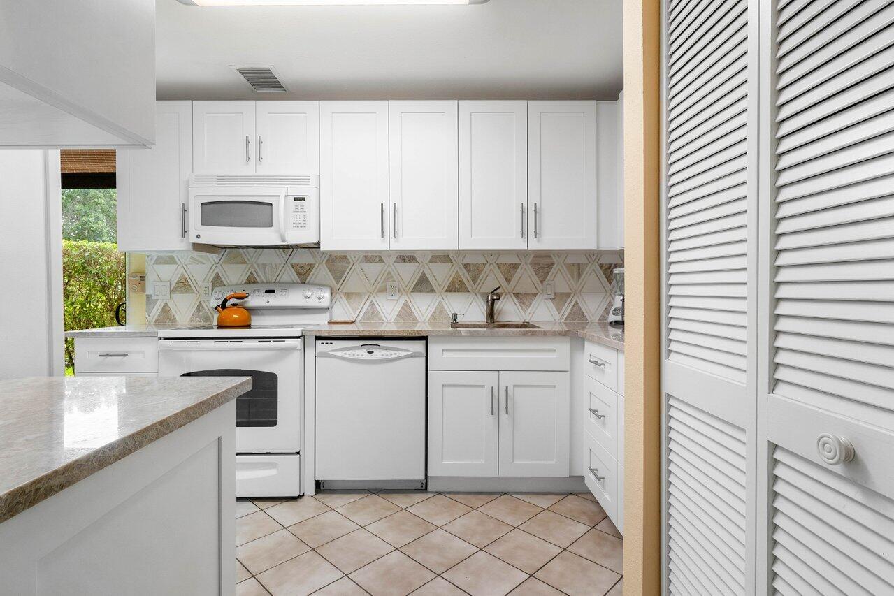 11 Stratford Drive E A