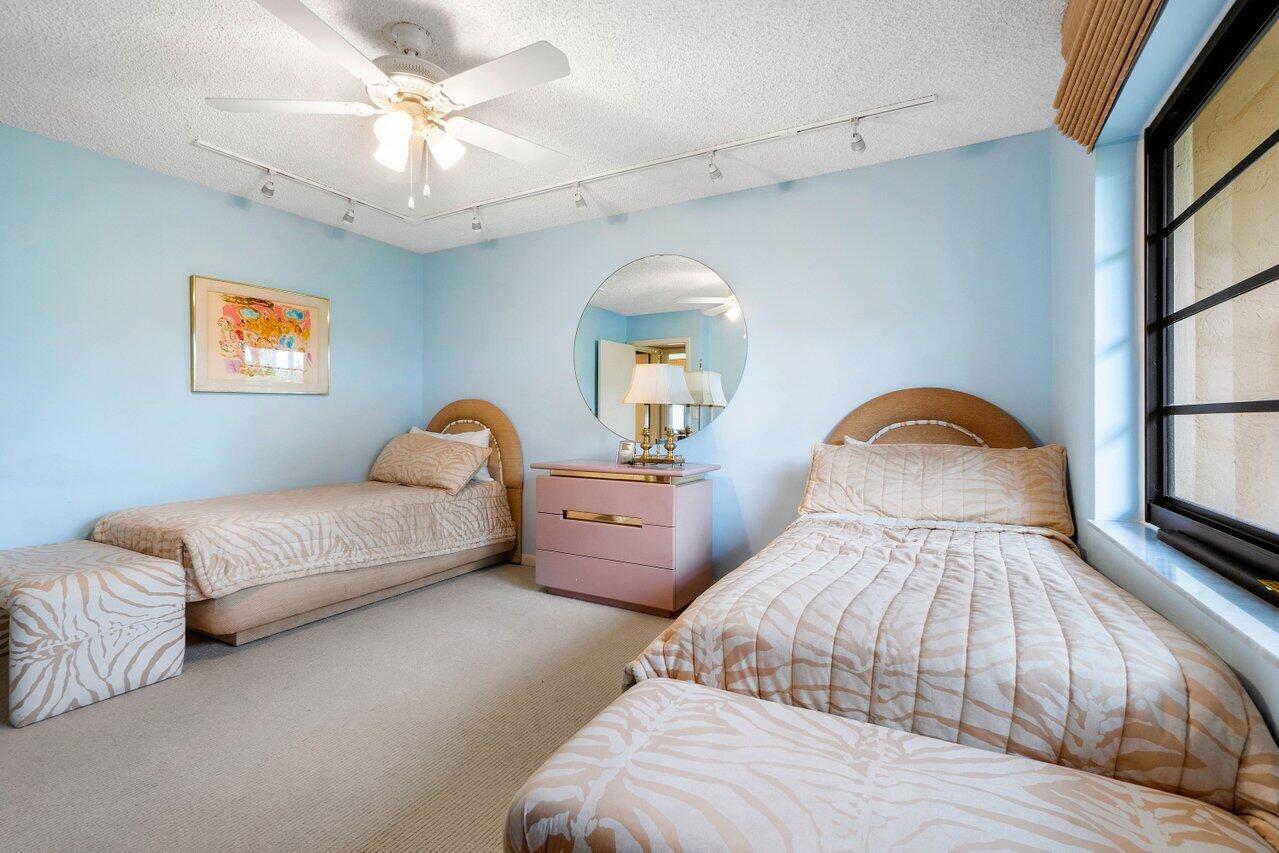 11 Stratford Drive E A