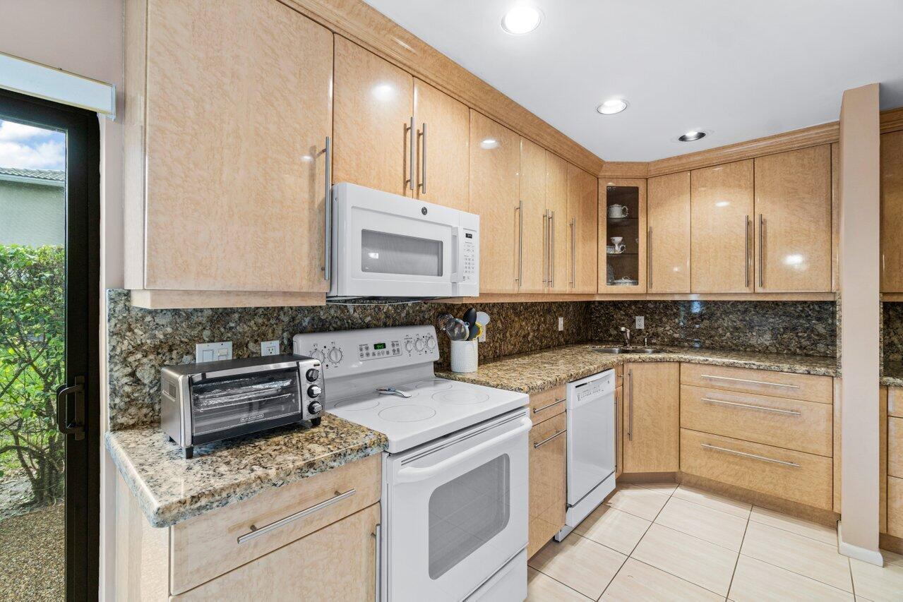 10 Stratford Drive E A