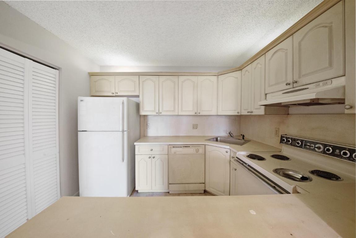 332 Knotty Pine Circle C-1, Greenacres Unit: C-1