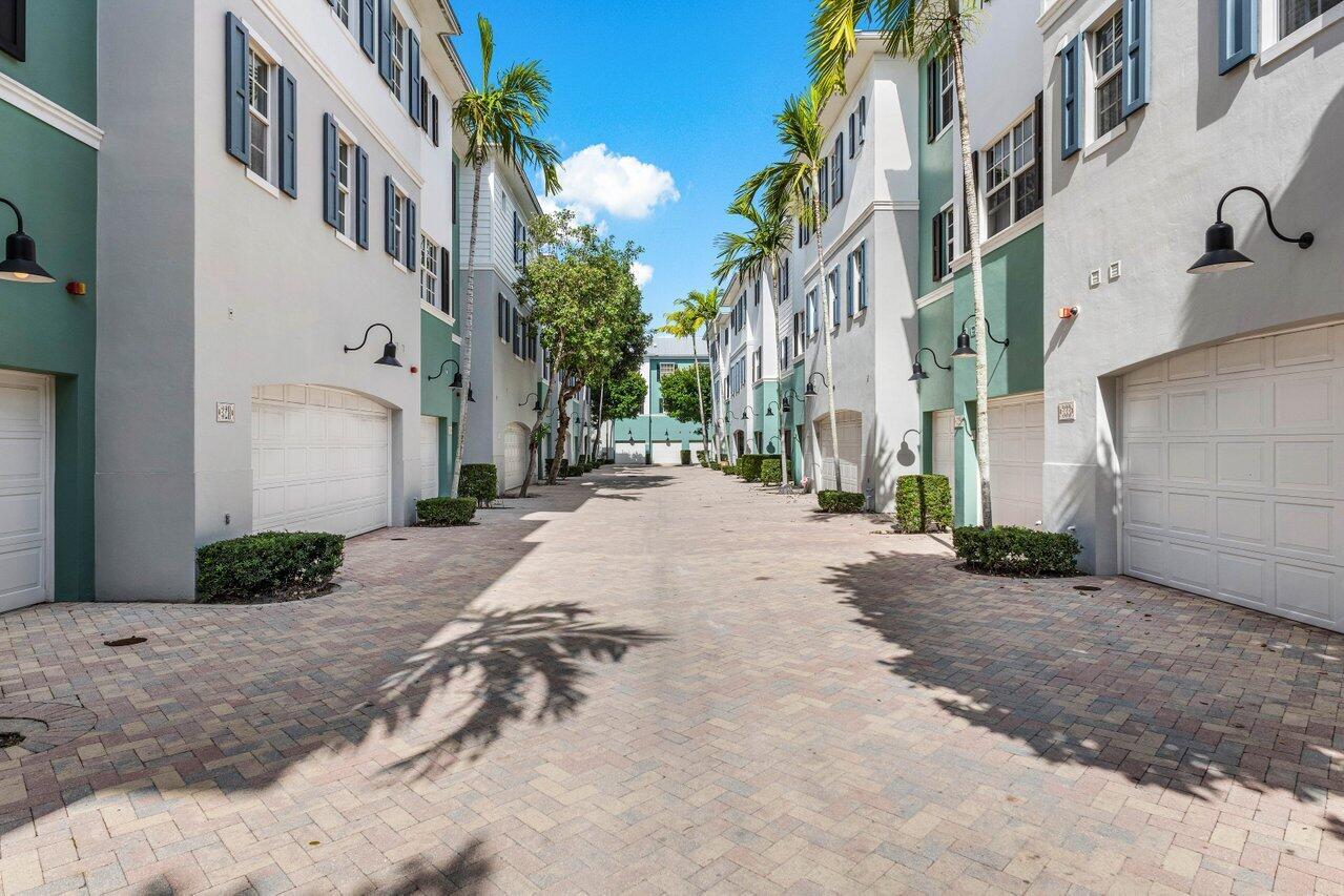 332 W Mallory Circle