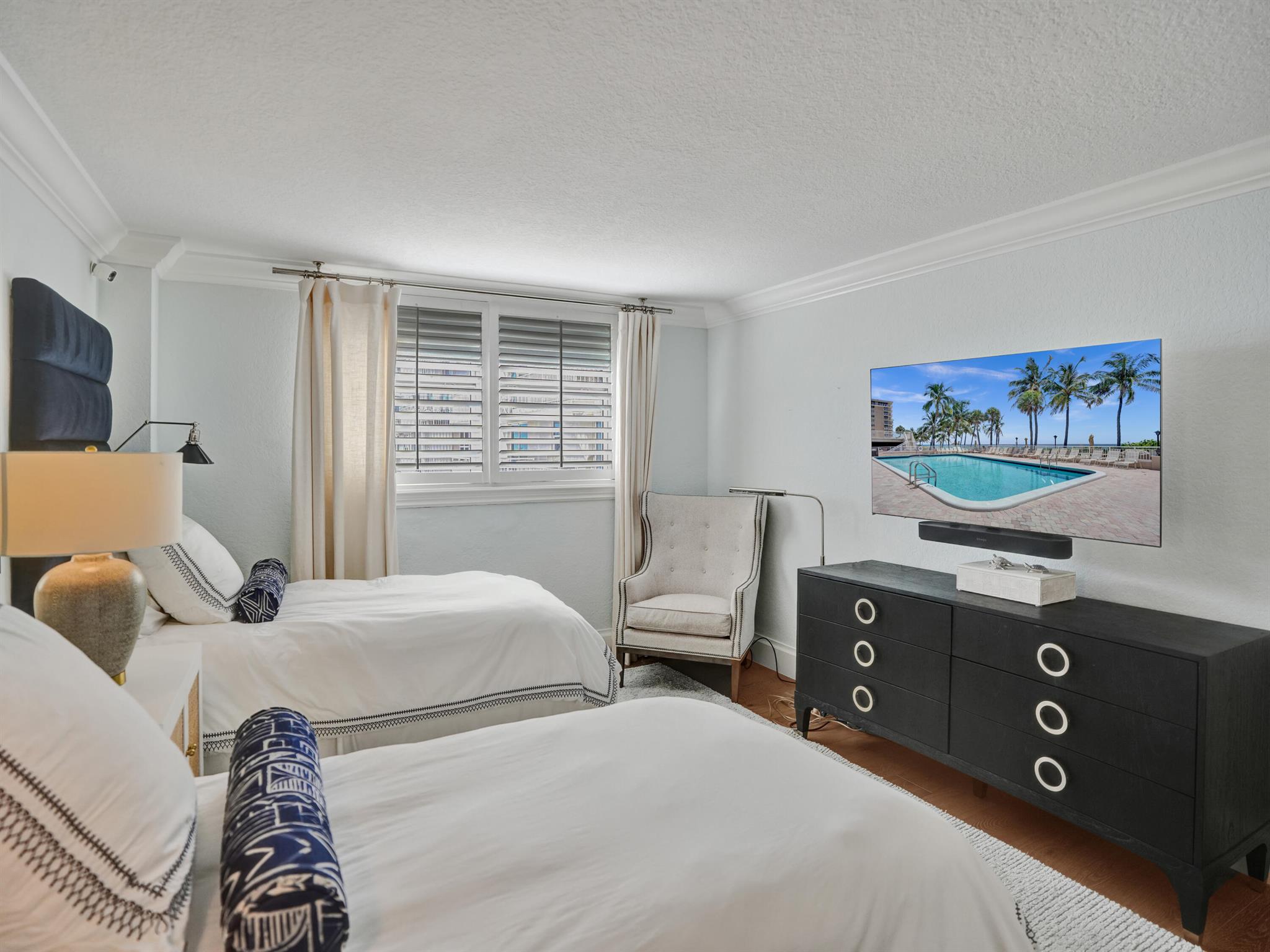 1051 Hillsboro Mile 510e