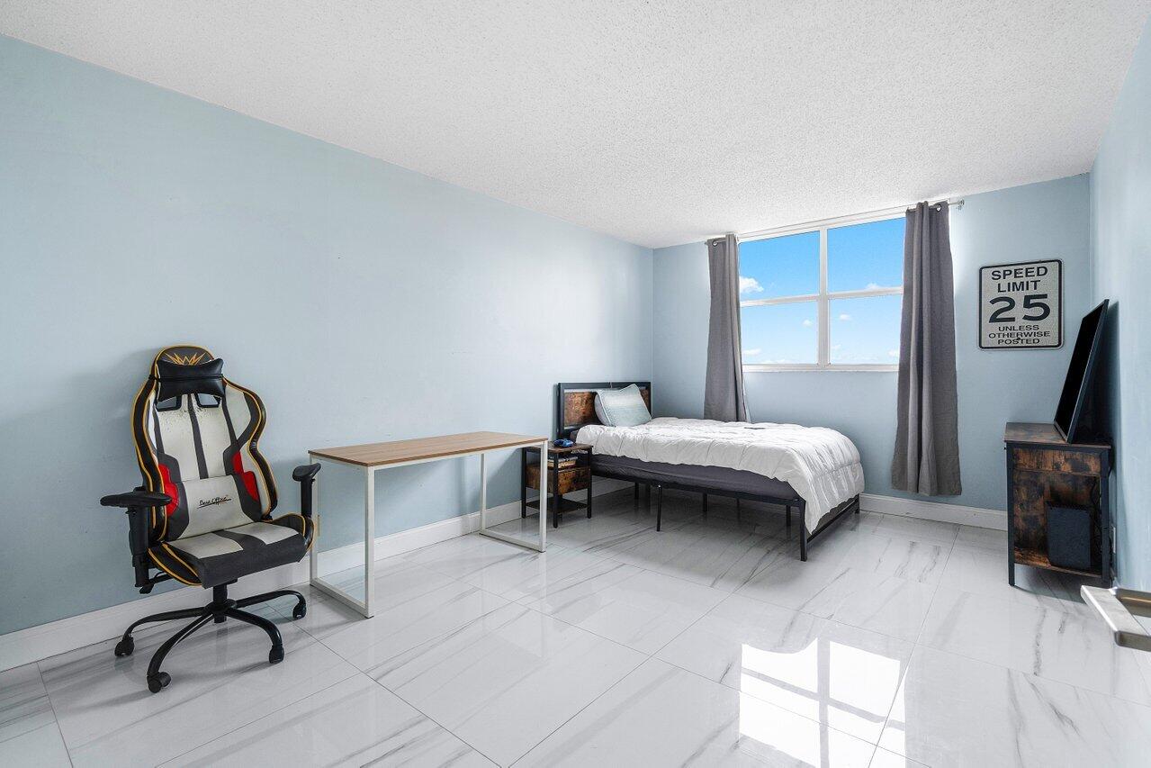 480 Executive Center Drive 1b