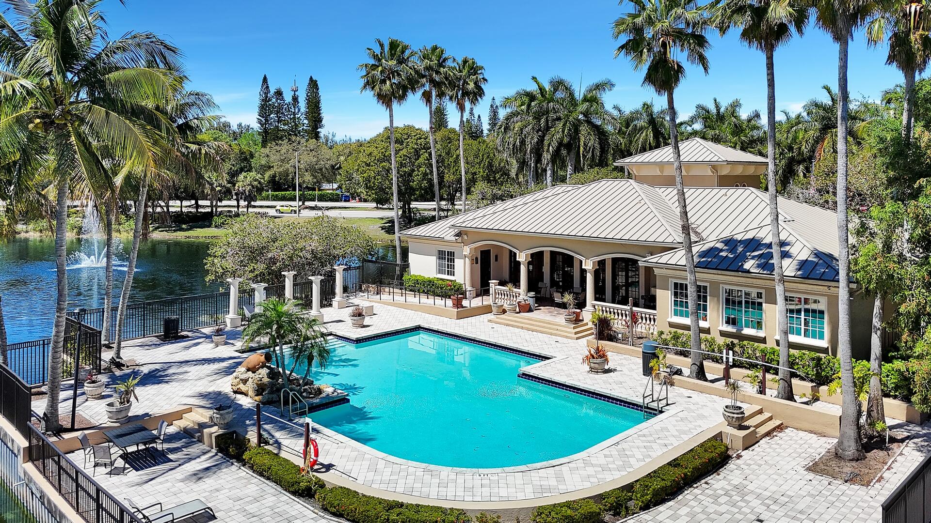 600 Crestwood Court N 611