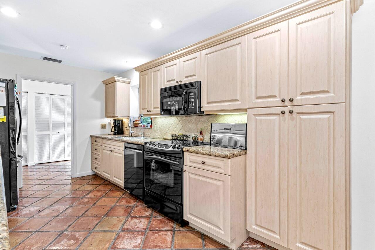 19 Glens Drive W