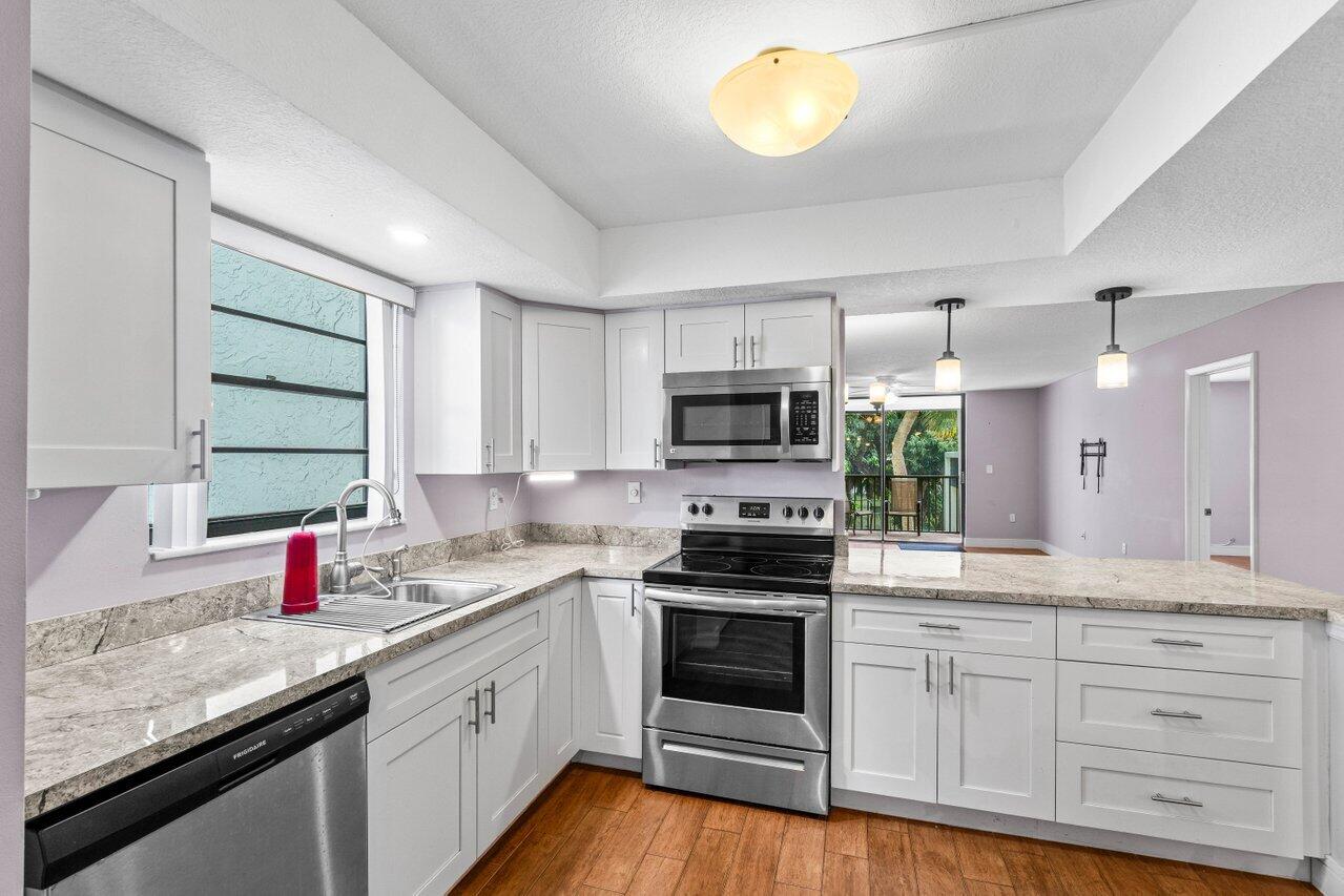 1555 S Federal Highway 204