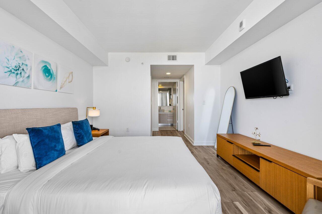 2602 E Boulevard R2104
