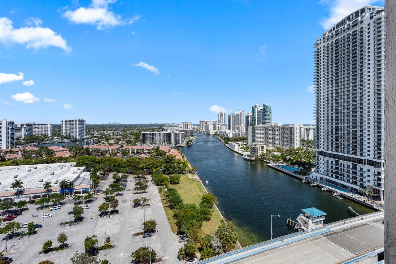 2602 E Boulevard R2104