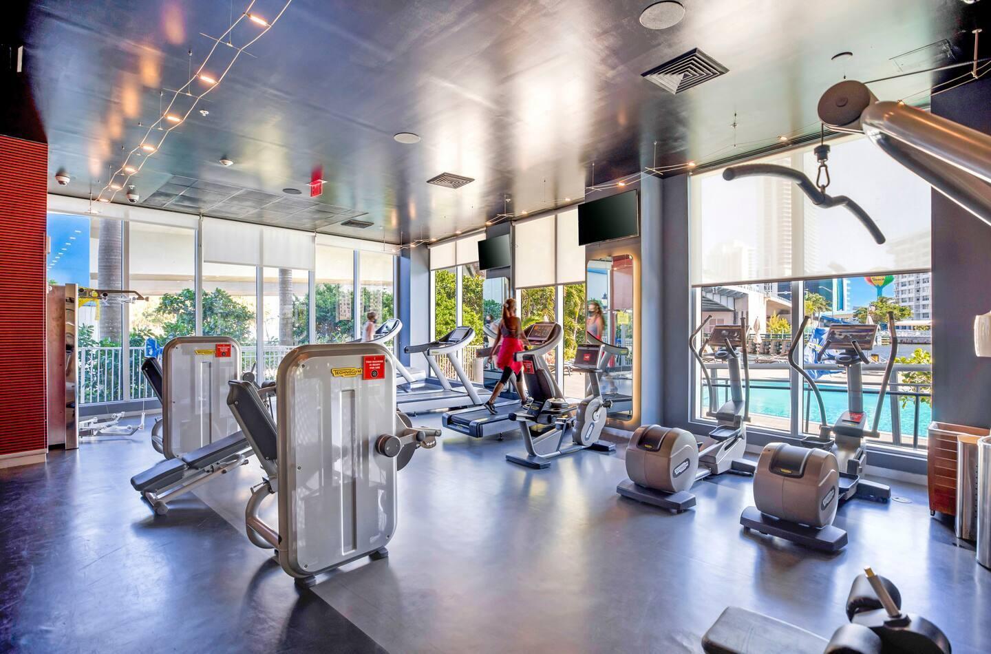 2602 E Boulevard R2104