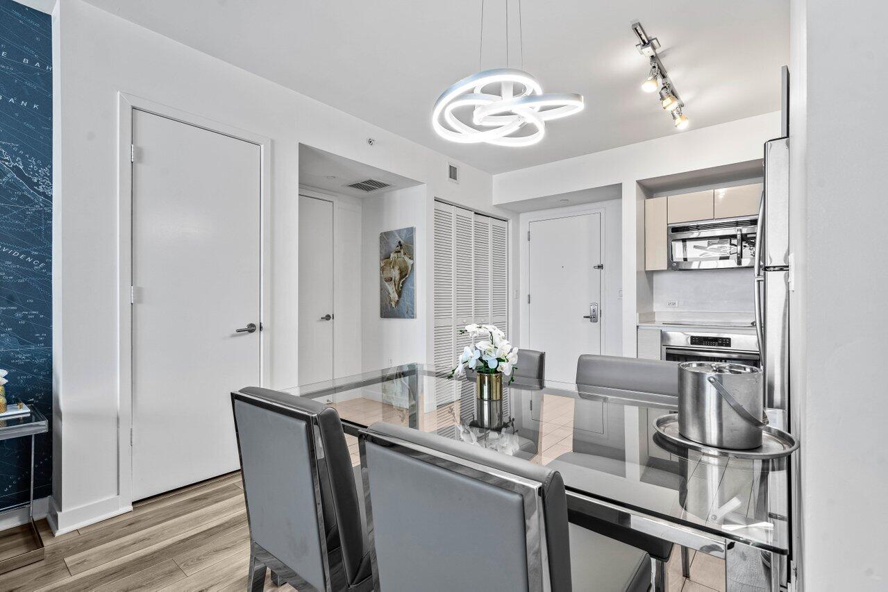2602 E Boulevard R2104