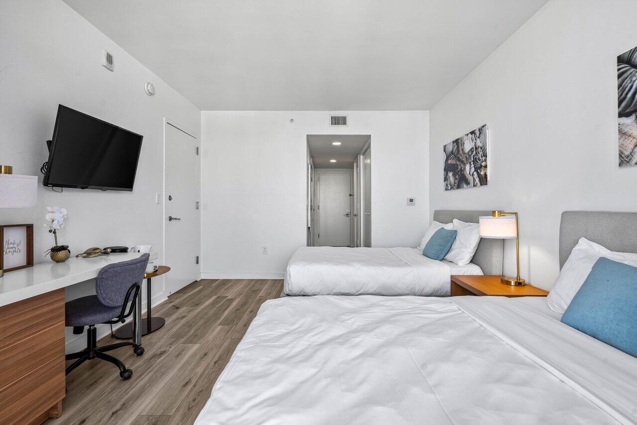 2602 E Boulevard R2104