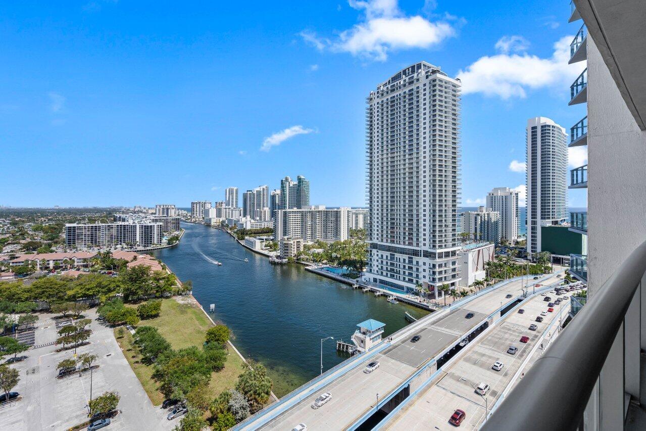 2602 E Boulevard R2104
