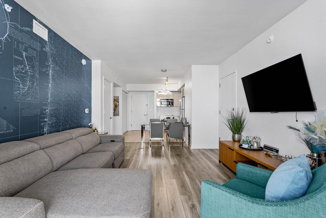 2602 E Boulevard R2104