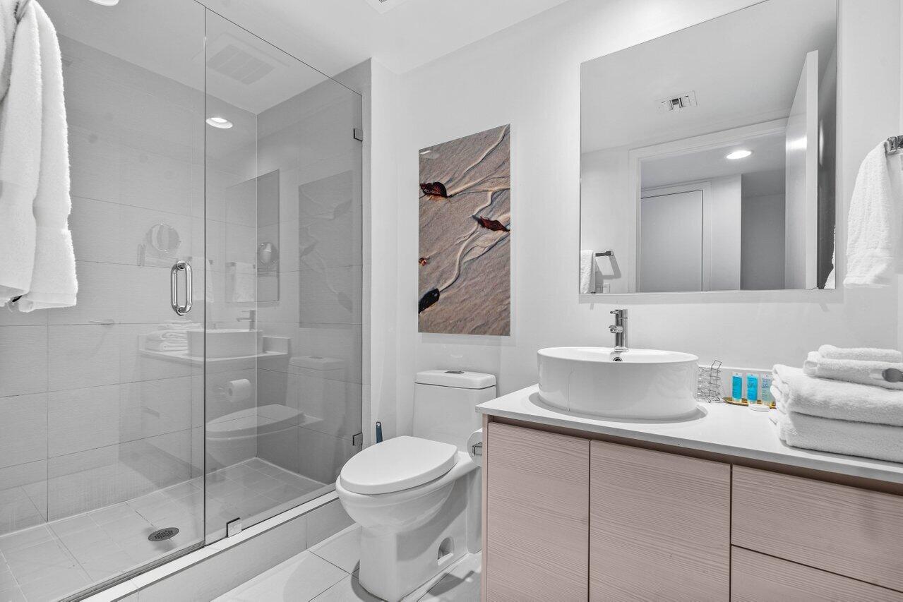 2602 E Boulevard R2104