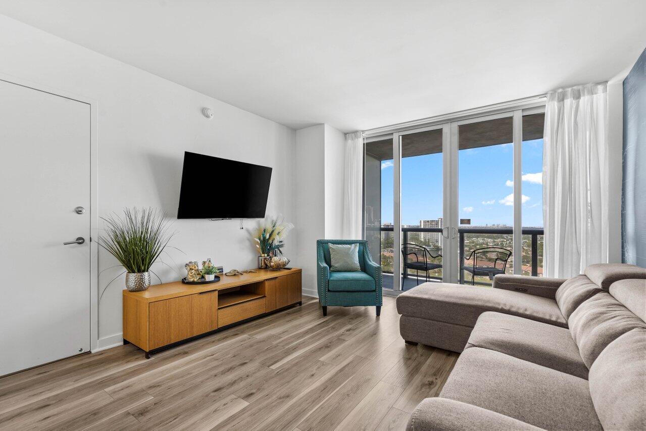 2602 E Boulevard R2104