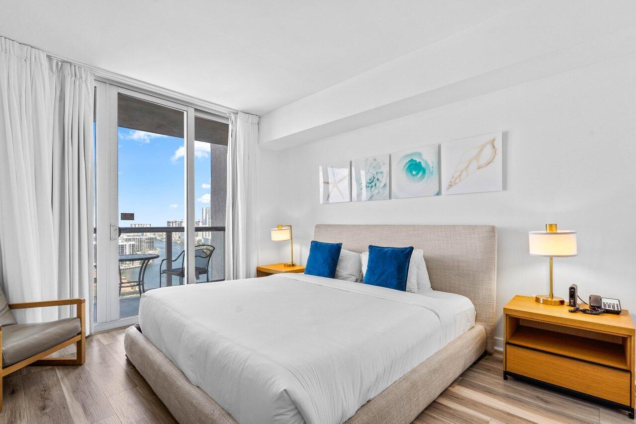 2602 E Boulevard R2104