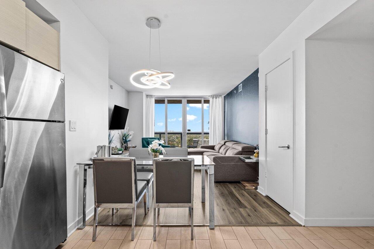 2602 E Boulevard R2104