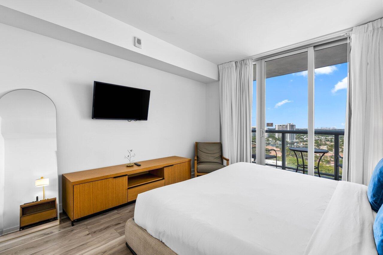 2602 E Boulevard R2104