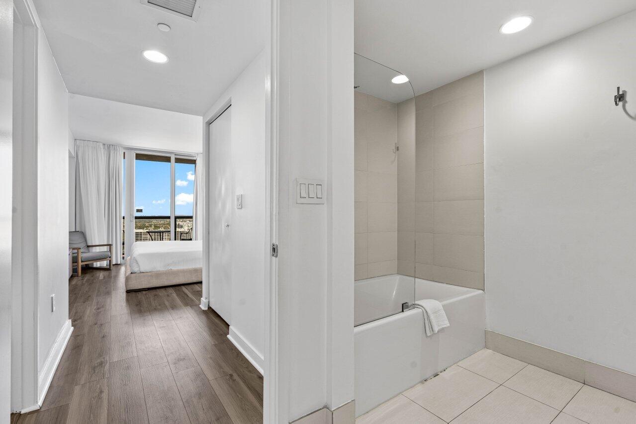 2602 E Boulevard R2104