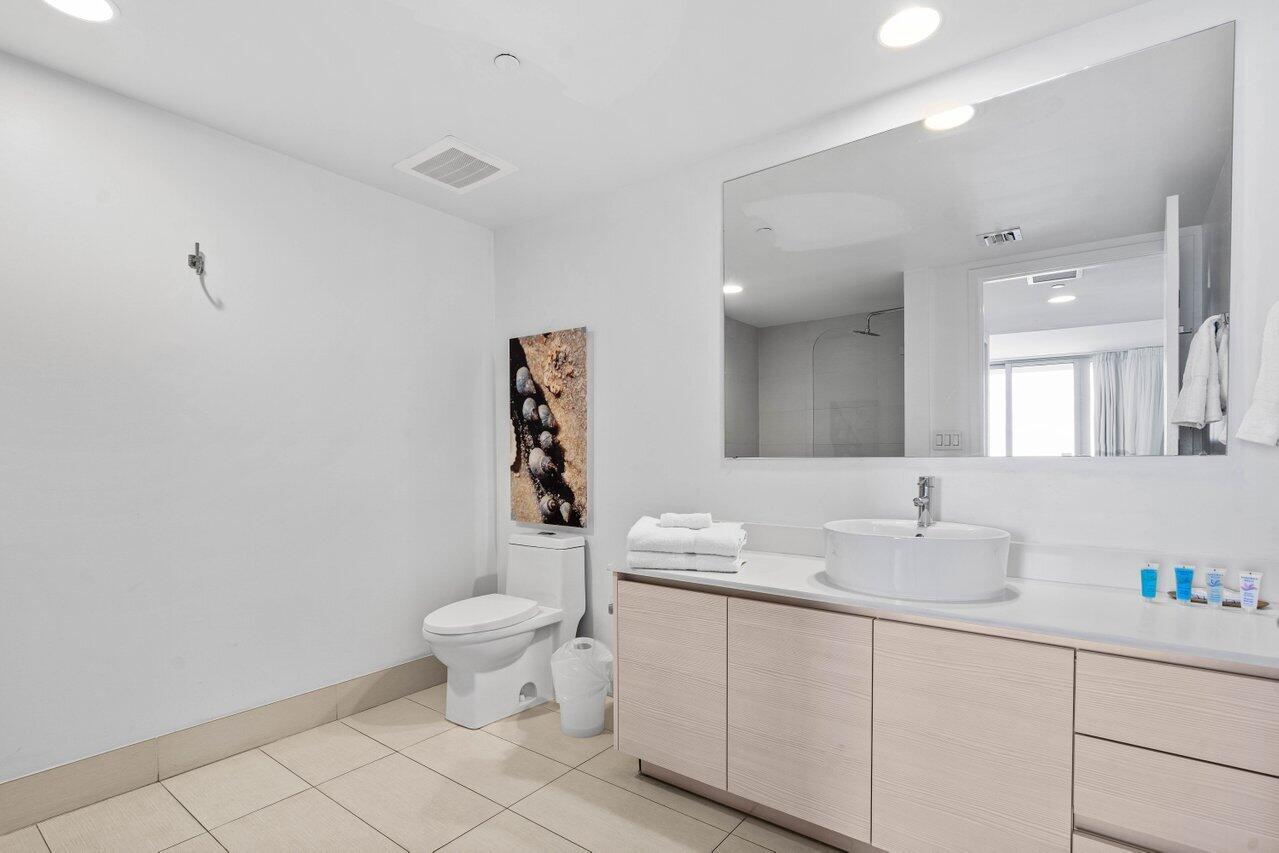 2602 E Boulevard R2104