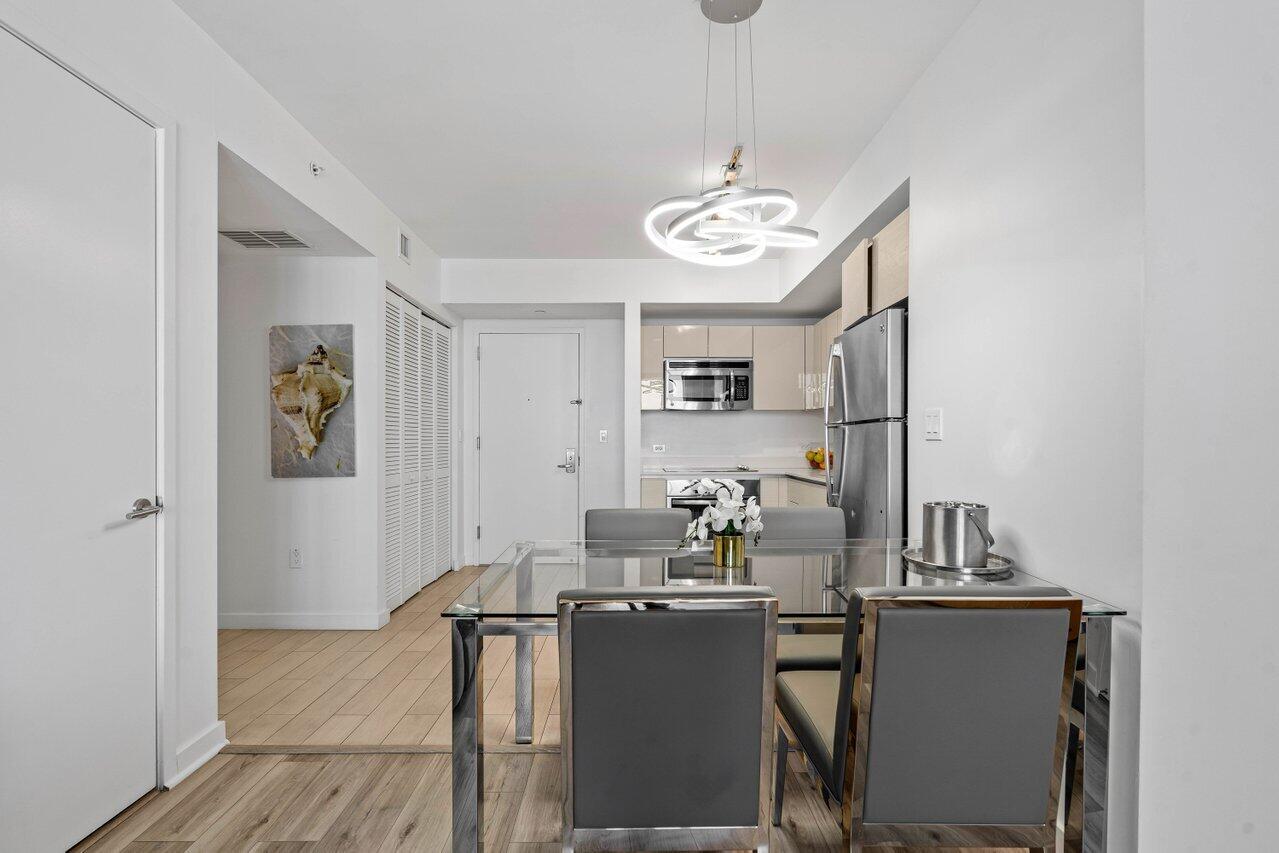 2602 E Boulevard R2104