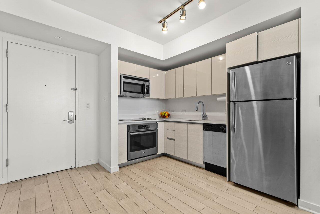 2602 E Boulevard R2104