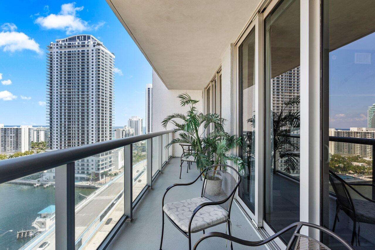 2602 E Boulevard R2104
