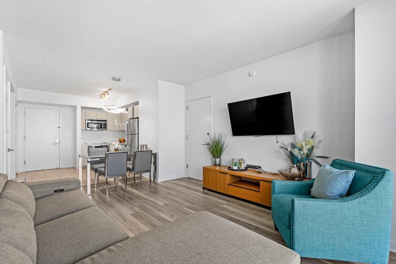 2602 E Boulevard R2104