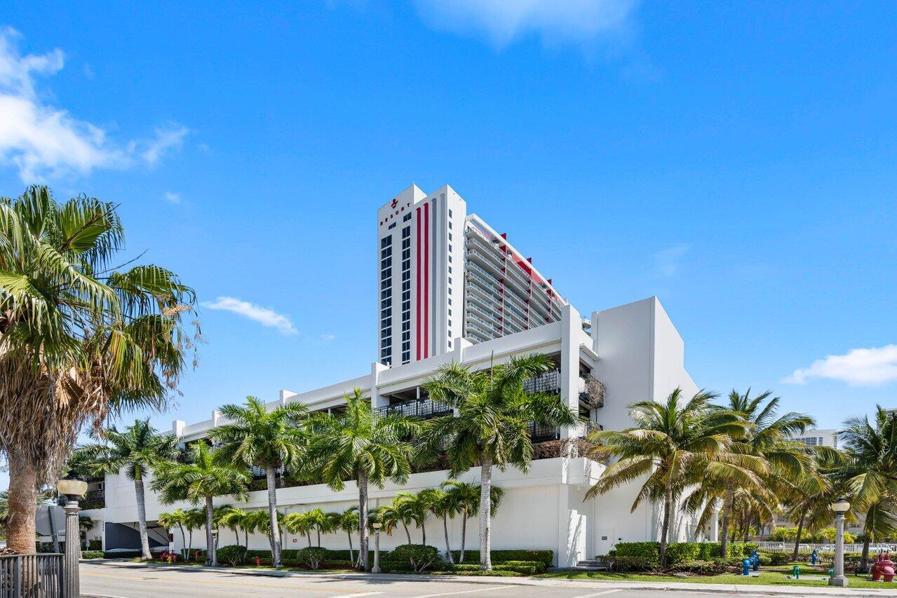 2602 E Boulevard R2104