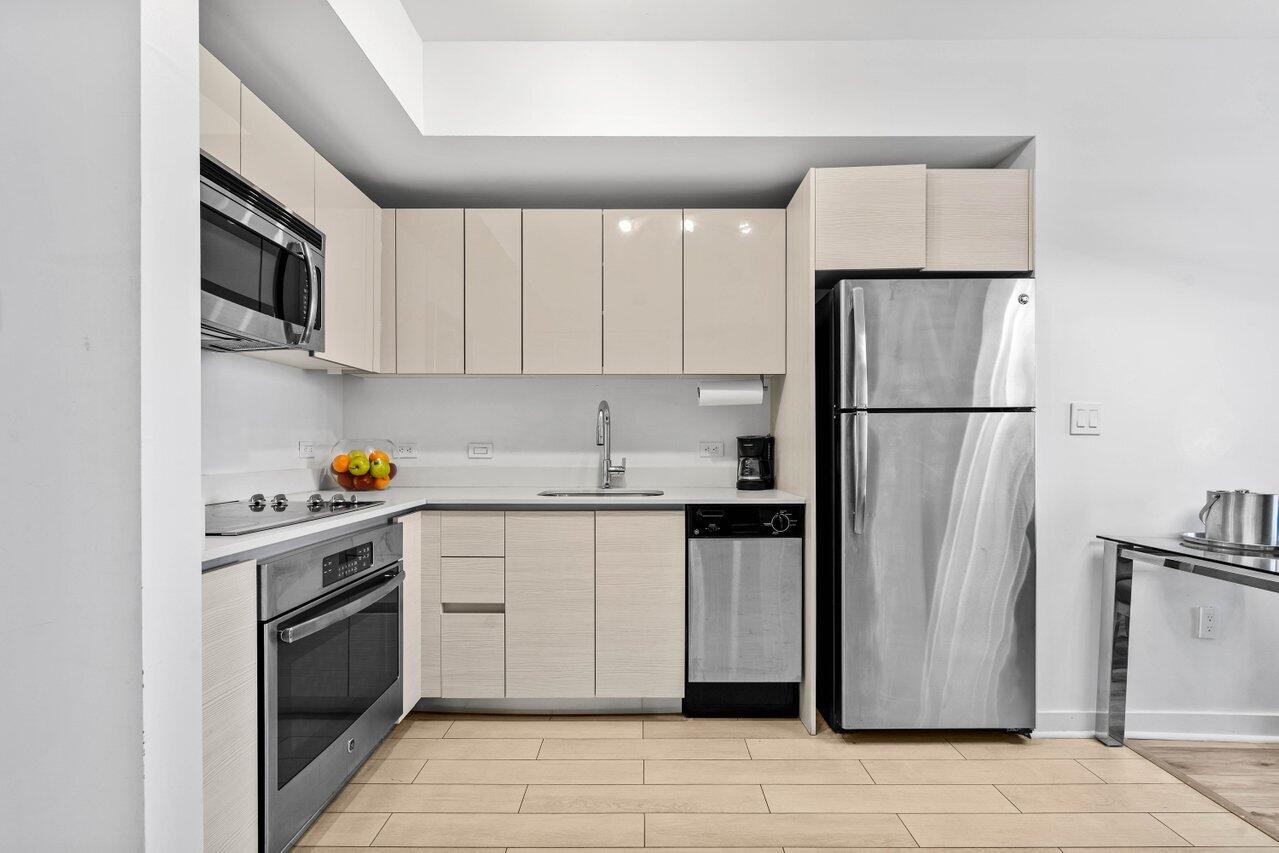 2602 E Boulevard R2104
