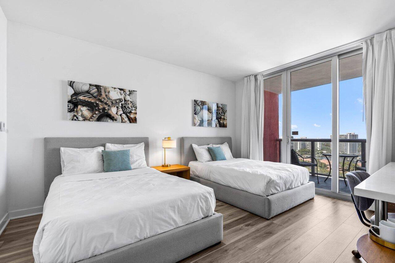 2602 E Boulevard R2104