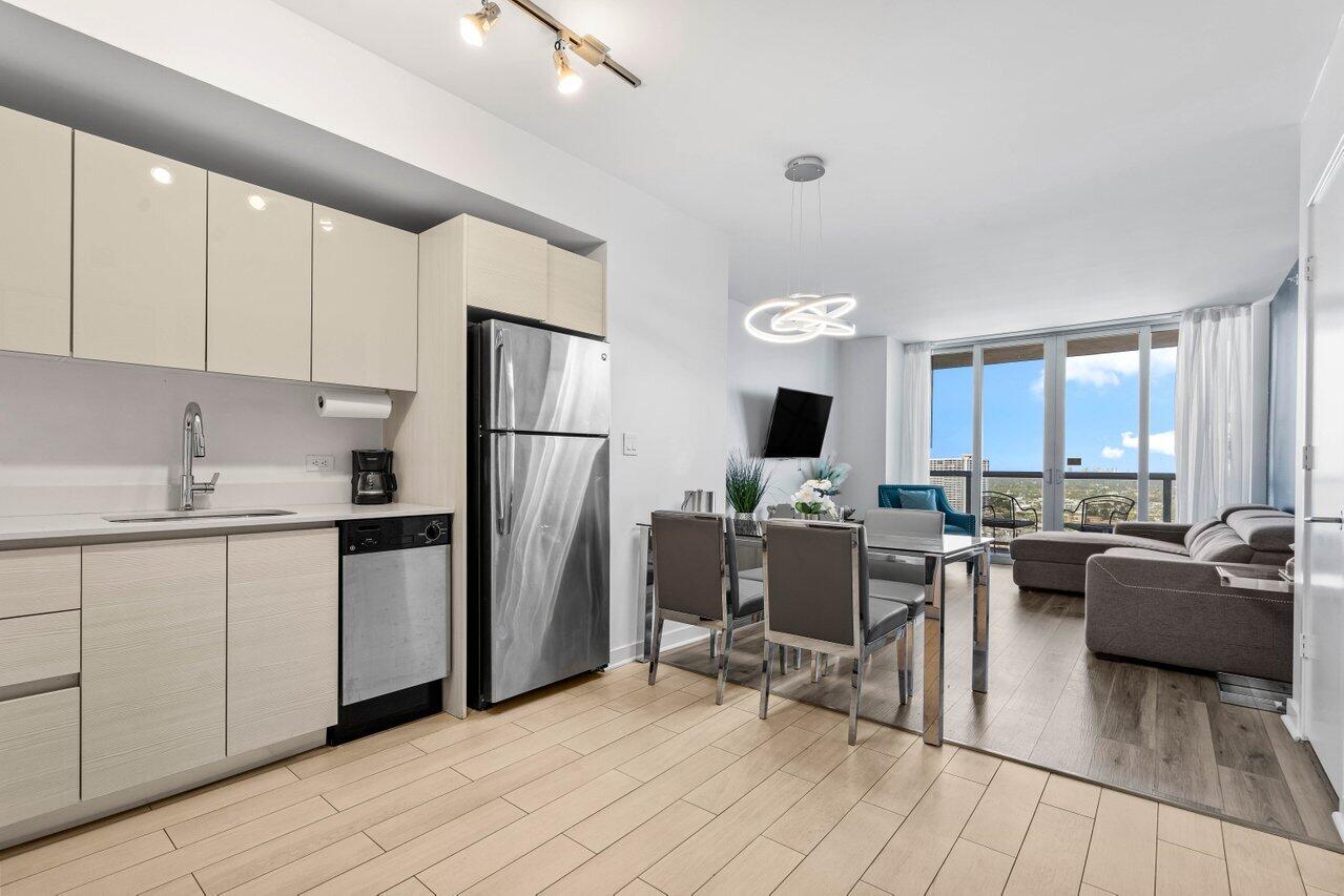 2602 E Boulevard R2104
