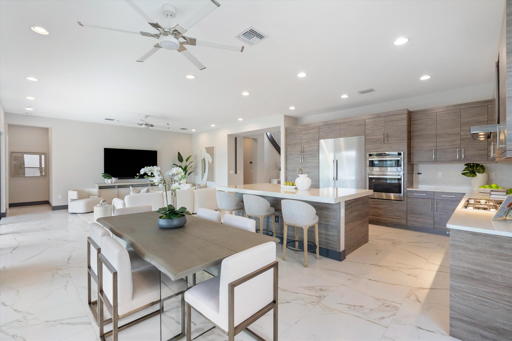 17076 Rainbow Falls Trail