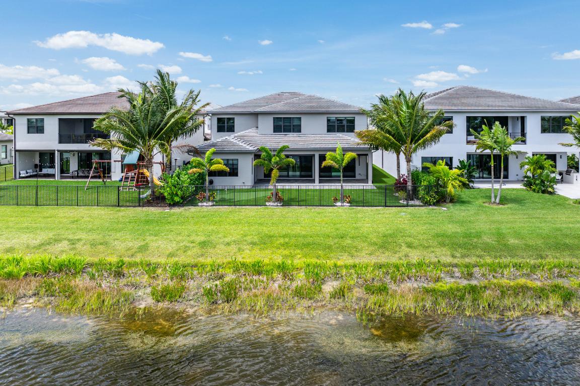 17076 Rainbow Falls Trail