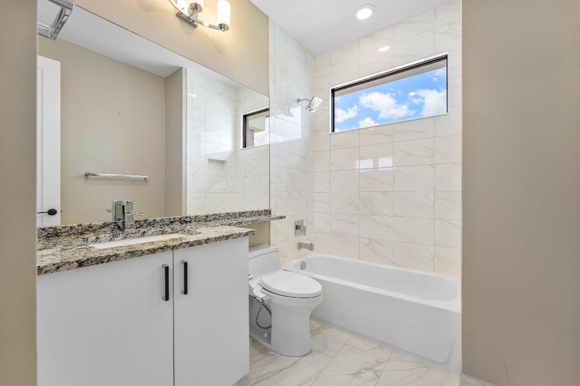 17076 Rainbow Falls Trail