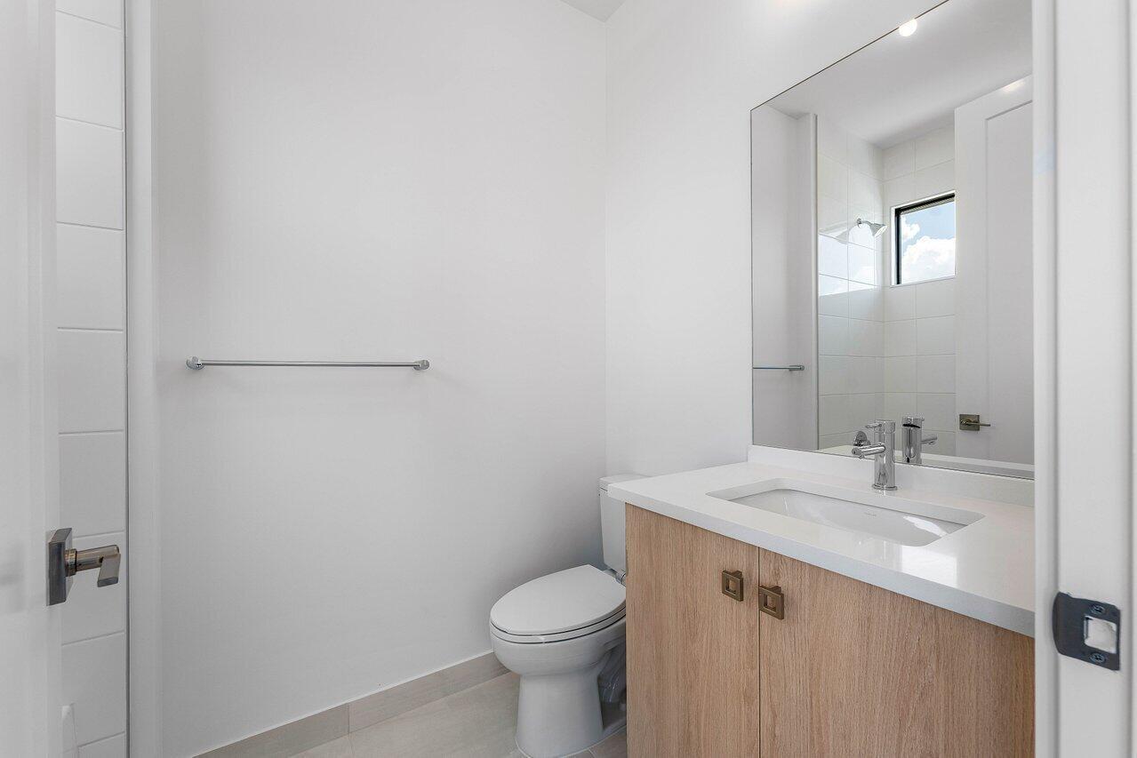 20407 Southernwood Avenue