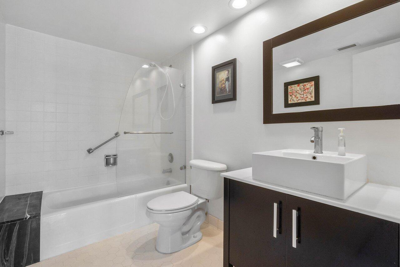 1500 Presidential Way 204