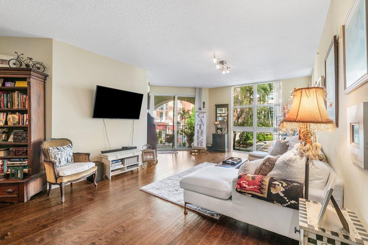 804 E Windward Way 201