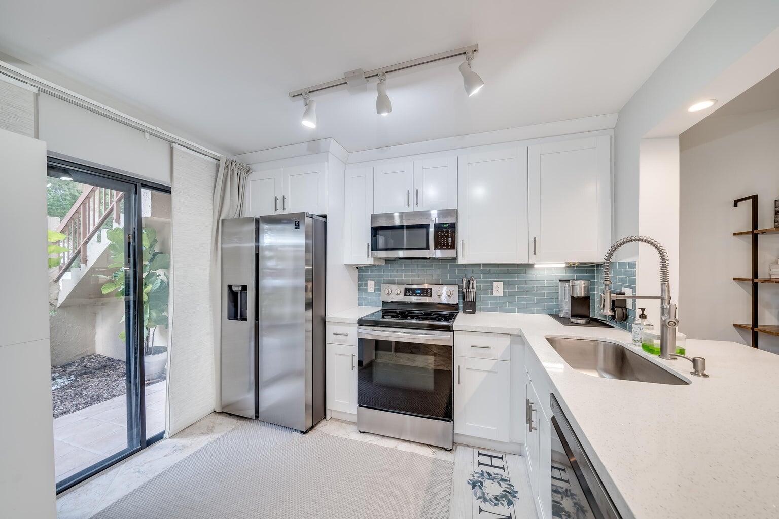 3939 NE 5th Avenue D103