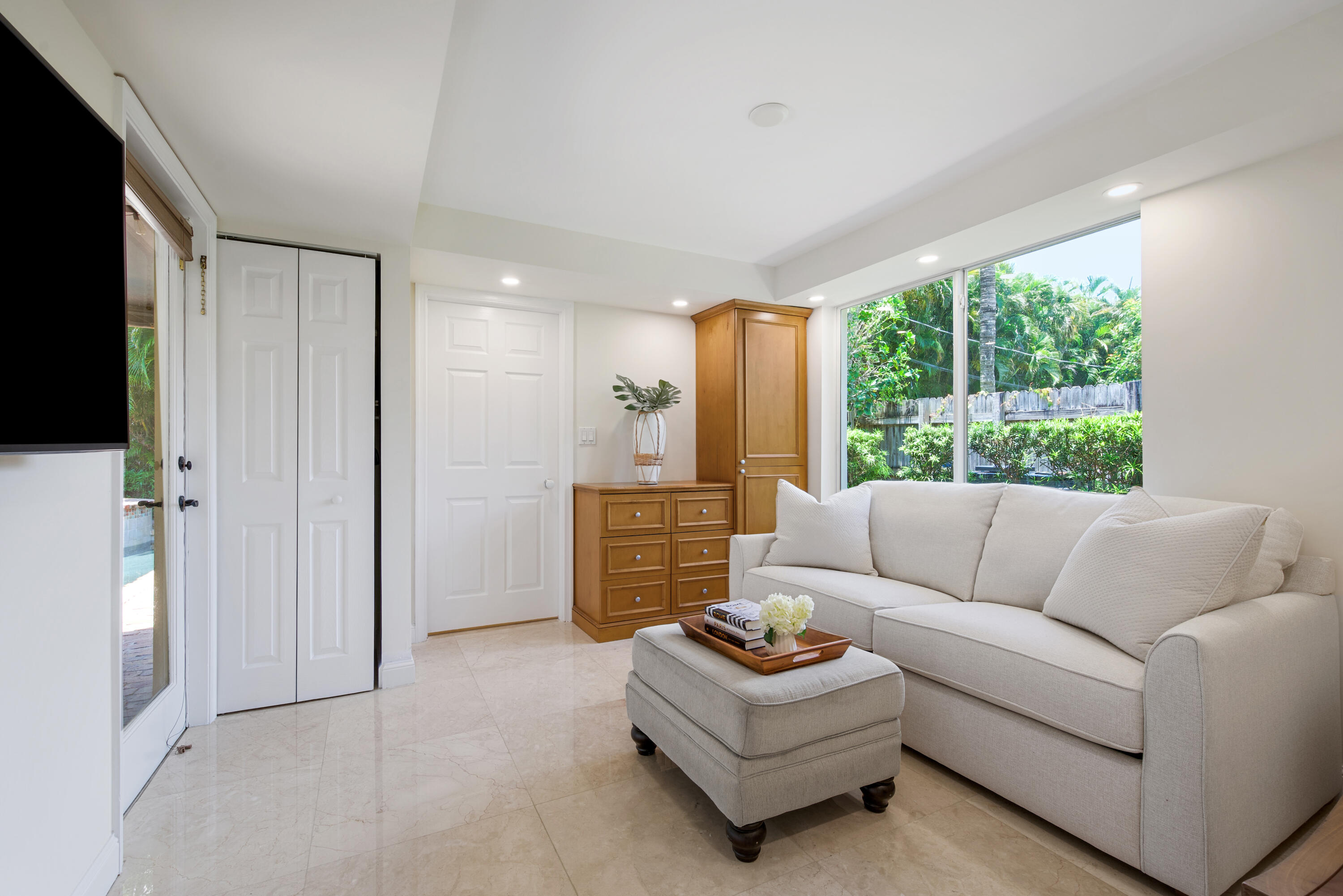 330 SE 7th Avenue
