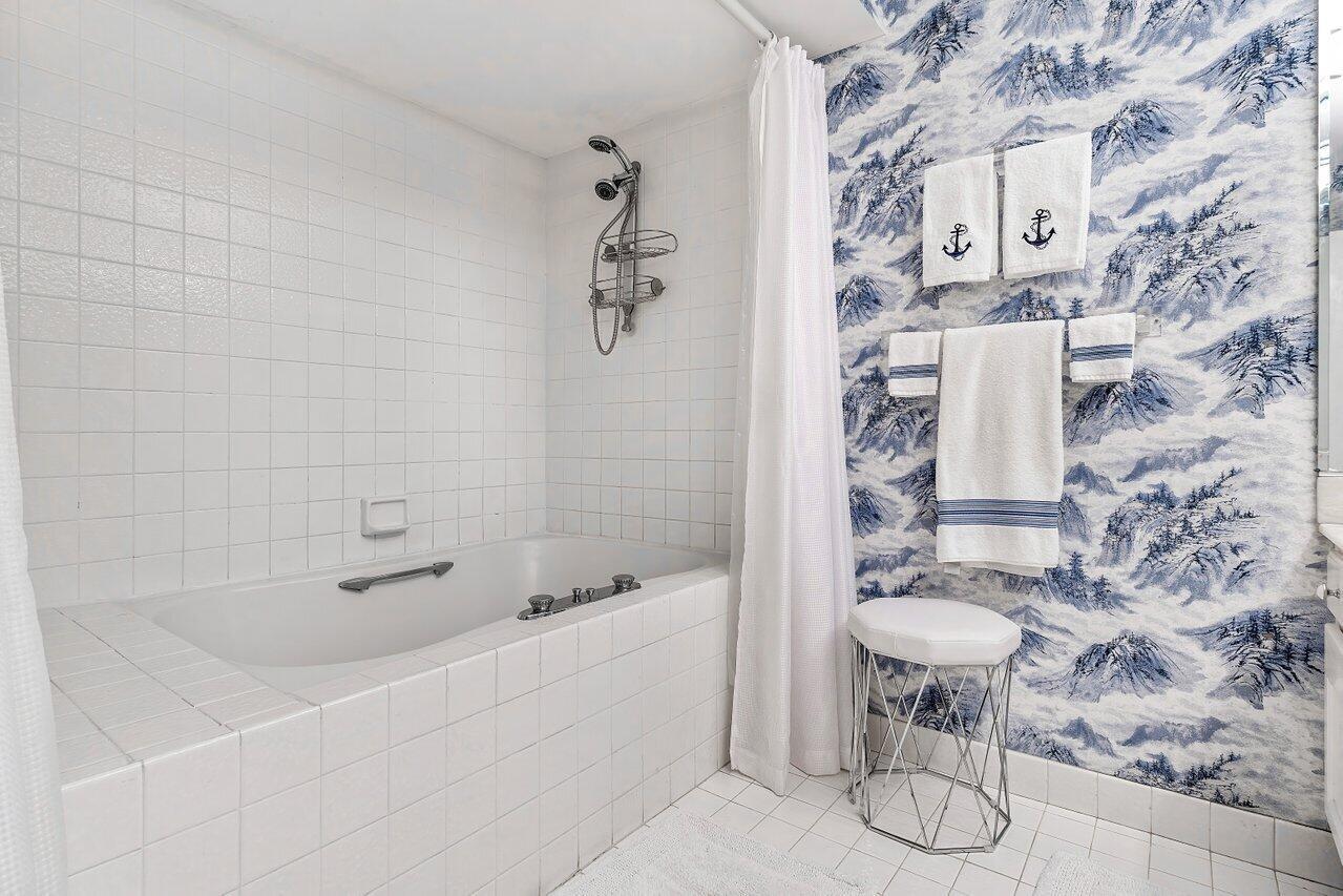 1155 Hillsboro Mile 303