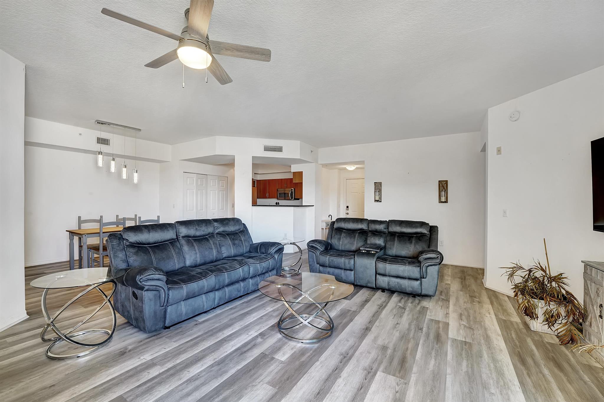 804 E Windward Way 606