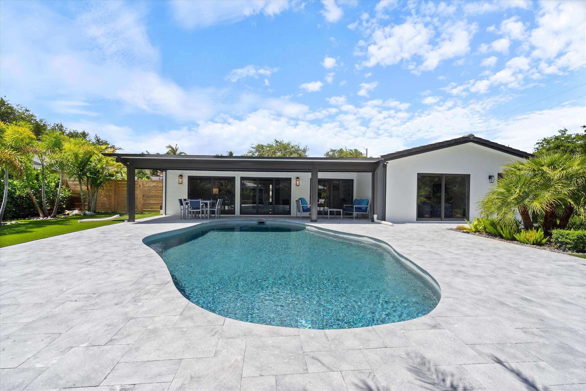 910 SW 21st Street