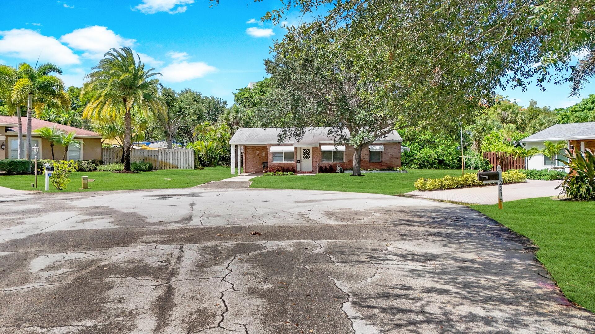 2219 W Pineridge Court