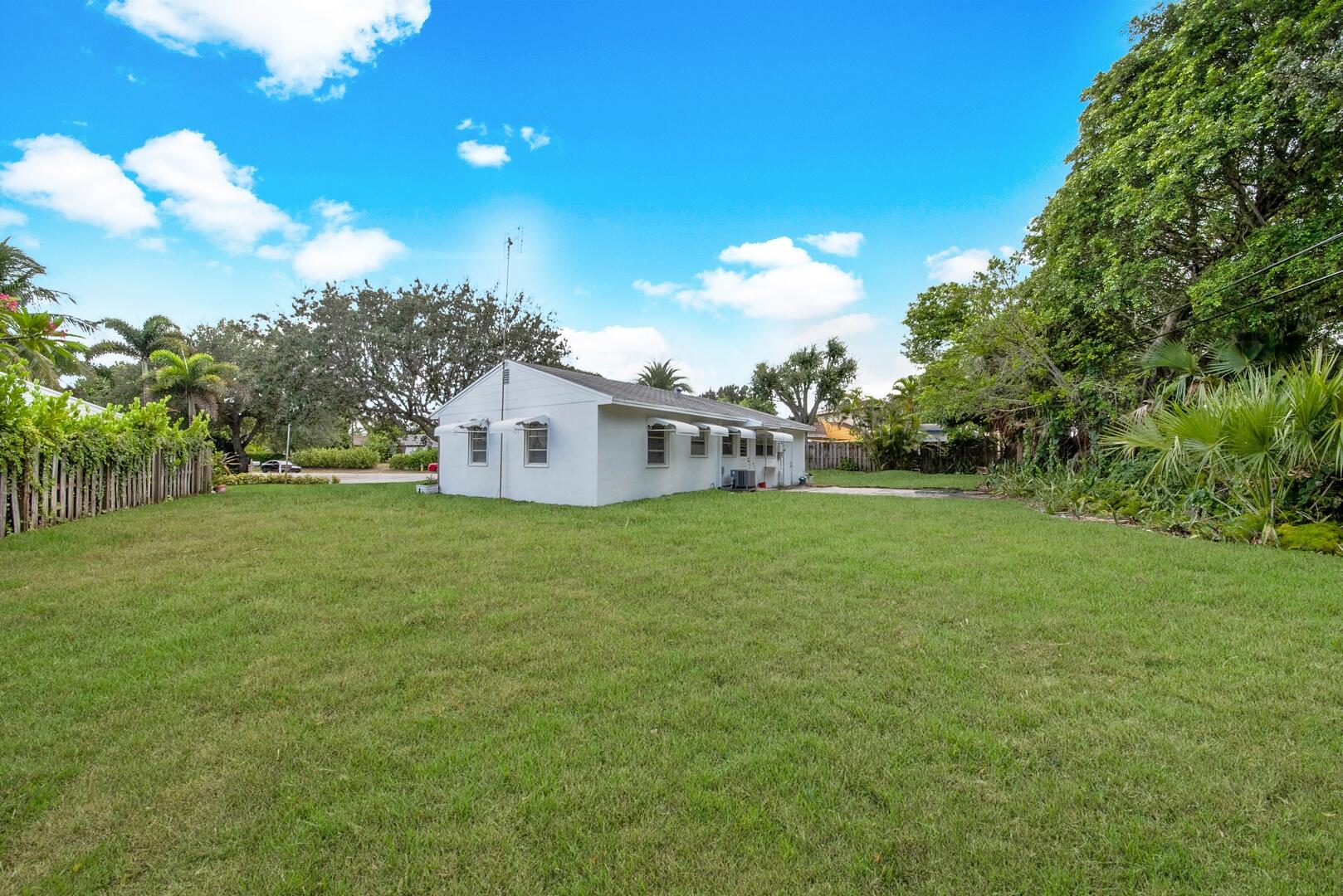 2219 W Pineridge Court