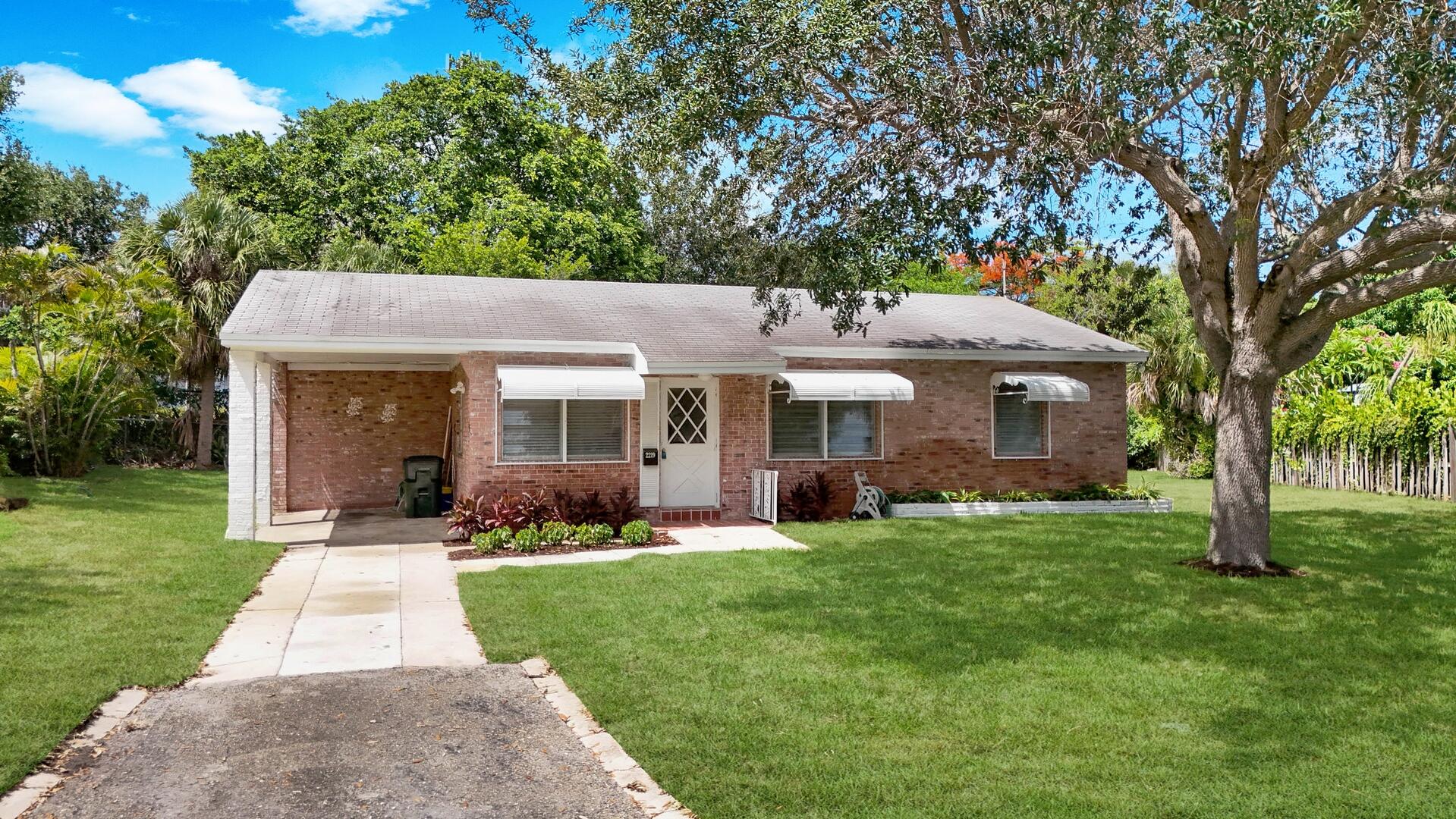 2219 W Pineridge Court